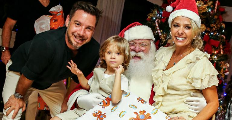 Adriane Galisteu celebra o Natal com a família