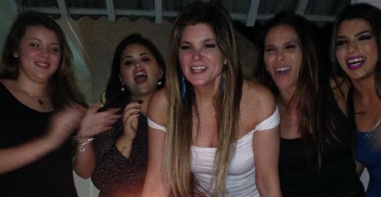 Cristiana Oliveira comemora 51 anos e exibe corpão com vestido justinho