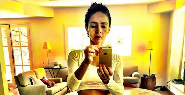 Claudia Ohana mostra barriga sequinha aos 51 anos