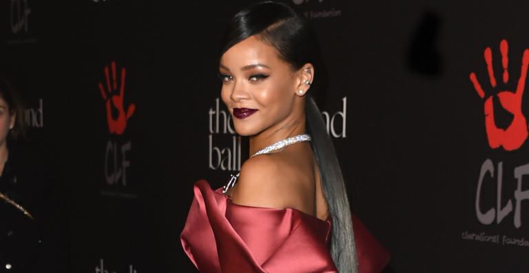 Rihanna faz nova tatuagem no tornozelo