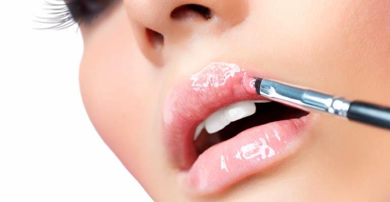 Brilho labial deve ser evitado em encontros amorosos e entrevistas de trabalho