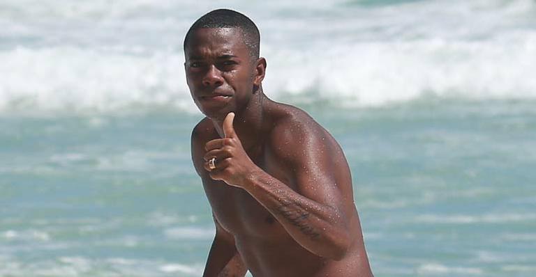 Robinho faz treino funcional em praia no Rio de Janeiro