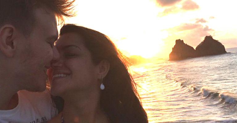 Michel Teló e Thaís Fersoza comemoram bodas de sorvete em Fernando de Noronha