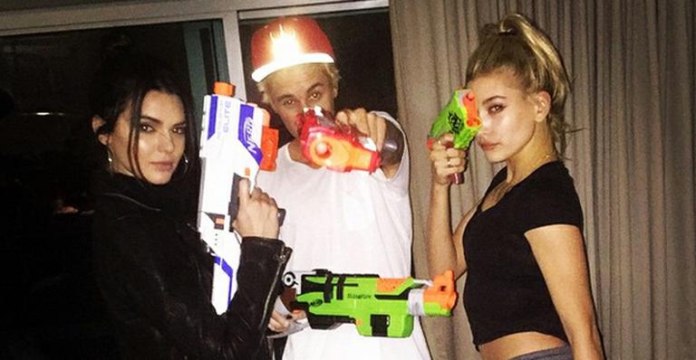 Justin Bieber posa com armas de brinquedo com Kendall Jenner e Hailey Baldwin