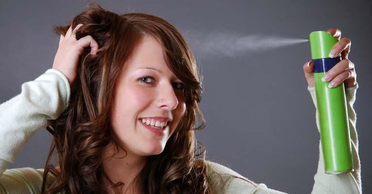 Shampoo a seco é uma boa alternativa para cabelos oleosos