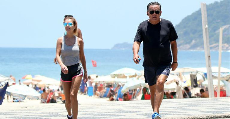 De shortinho, Galvão Bueno faz caminhada em praia no Rio