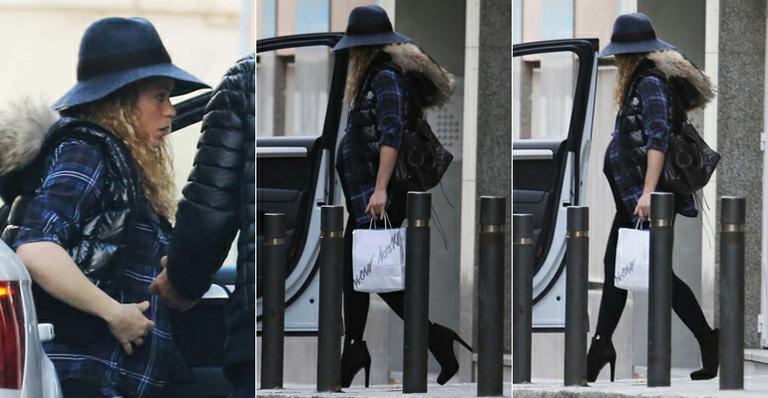 Shakira exibe barrigão em passeio por Barcelona, na Espanha