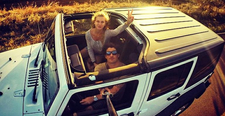 Fiorella Mattheis faz selfie com Alexandre Pato no Havaí
