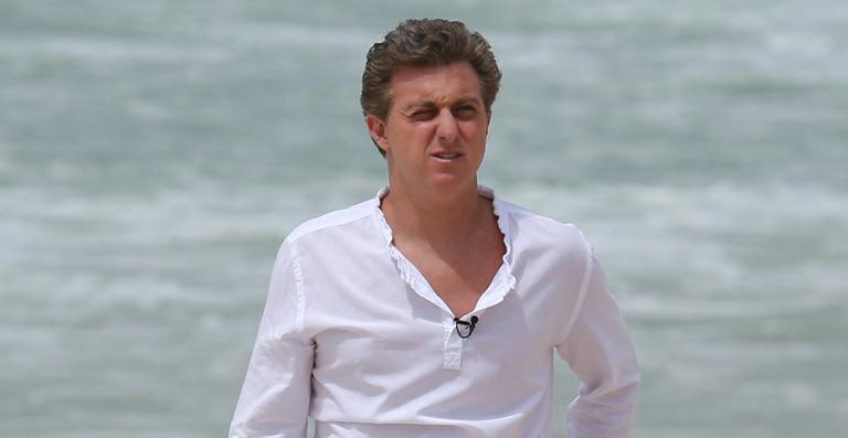 Luciano Huck aparece vestido de Papai Noel