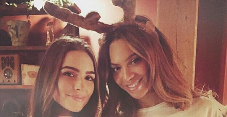 É Natal: Beyoncé usa chifres de rena em foto com Miss Universo