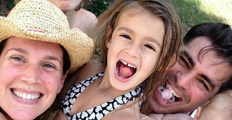Thiago Lacerda e Vanessa Lóes posam com os três filhos: “Macacada reunida”
