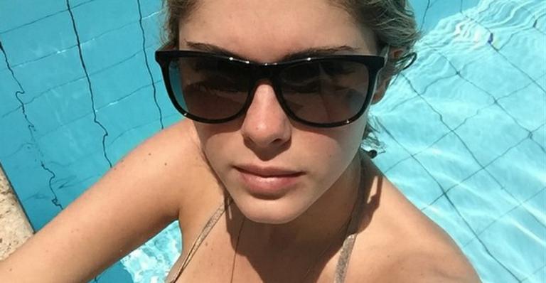Barbara Evans posa de biquíni na piscina e ganha chuva de elogios