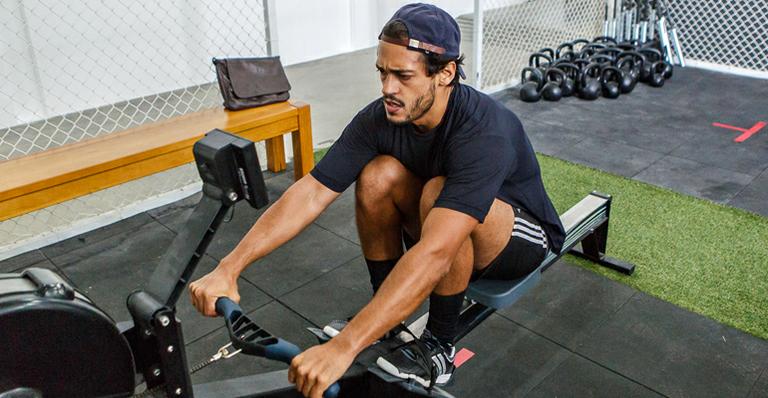 Raphael Viana faz aula de crossfit para manter a forma