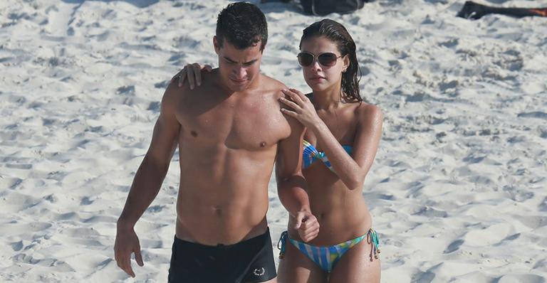 Paloma Bernardi exibe a boa forma em dia na praia com Thiago Martins
