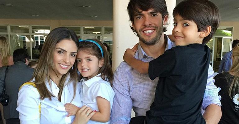 Carol Celico publica foto com Kaká em apresentação de Natal dos filhos