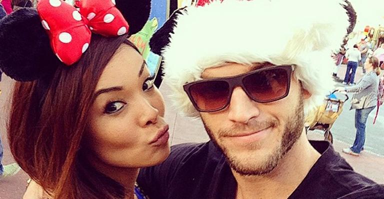 Carol Nakamura e Raphael Lacchine curtem férias na Disney