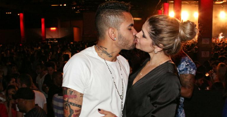 Em clima de romance, Dani Souza e Dentinho curtem festa sem os filhos