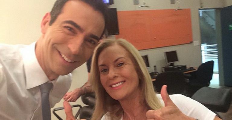 César Tralli encontra a sogra, Helô Pinheiro, nos bastidores da Globo