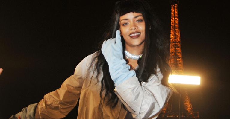 Rihanna grava vídeo surpresa perto da Torre Eiffel com multidão de fãs