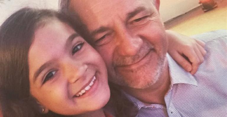 Mel Maia se diverte com diretor da Globo, Carlos Henrique Schroder