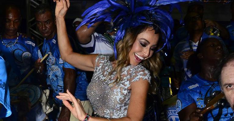 Sabrina Sato brilha em ensaio da escola de samba Vila Isabel