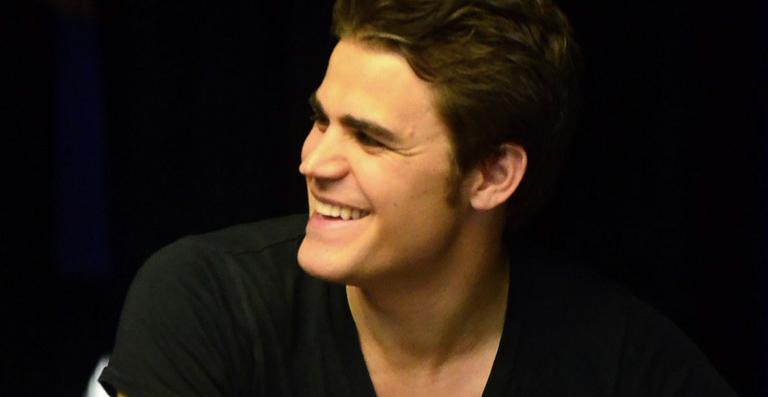 Paul Wesley distribui autógrafos em evento no Rio
