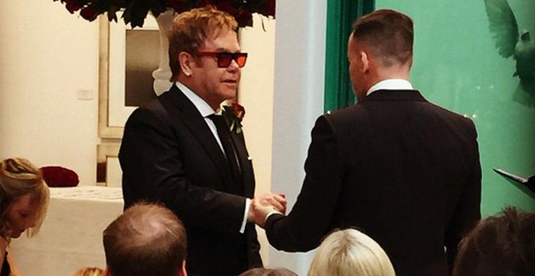 Elton John se casa com David Furnish e mostra as fotos no Instagram
