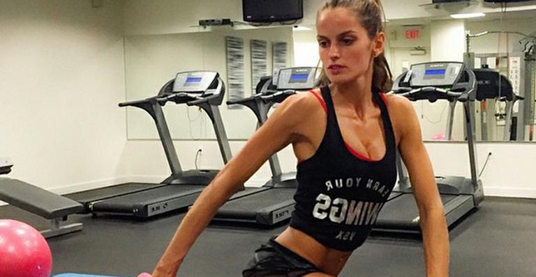 Izabel Goulart mostra barriga sarada na academia: ‘vamos malhar, galera!’