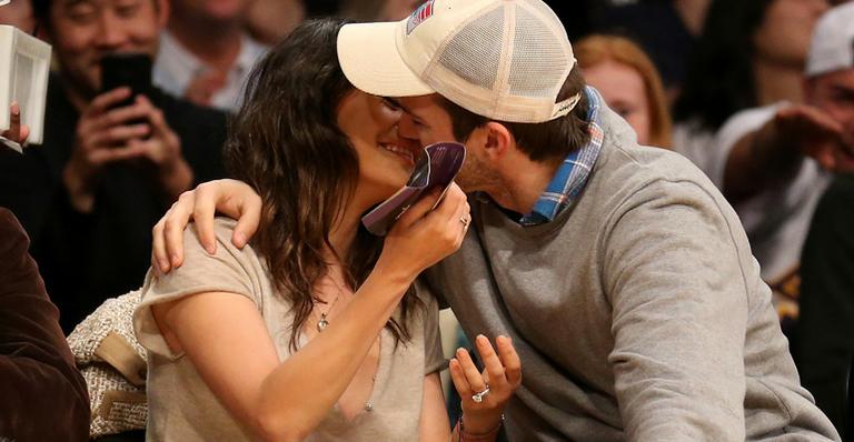 Mila Kunis aparece com Ashton Kutcher usando aliança e levanta supeita de casamento
