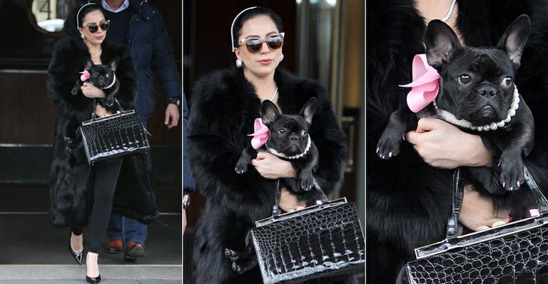 Lady Gaga e Asia, seu cachorro, usam colares de pérolas durante passeio em NY