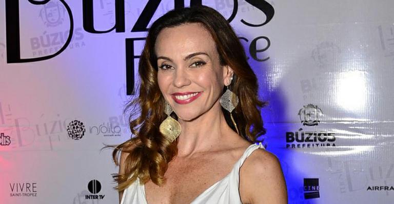 Flávia Monteiro encanta com foto da filha sorrindo