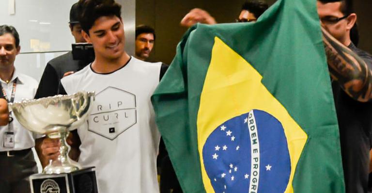 Gabriel Medina desembarca em SP com taça de campeonato mundial nas mãos
