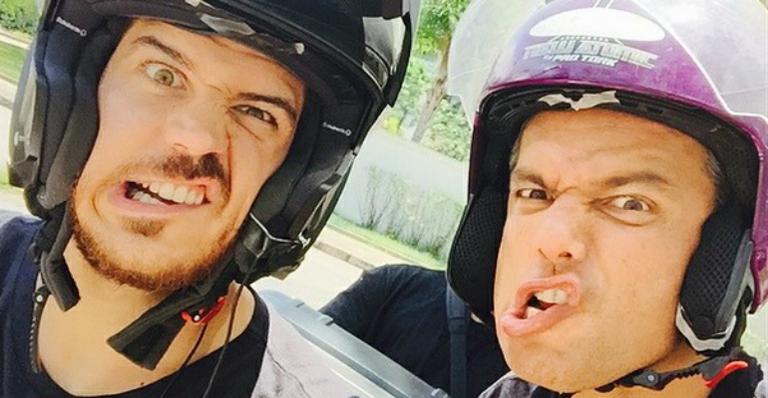 Marco Pigossi e Otaviano Costa fazem careta em selfie