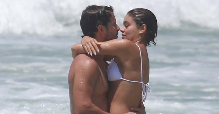 Sophie Charlotte e Daniel Oliveira trocam beijos apaixonados em praia no Rio