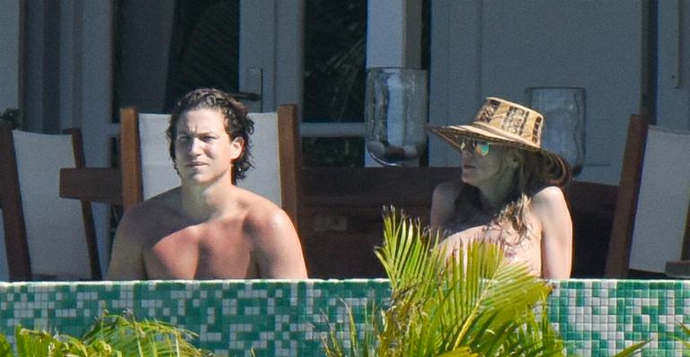 Aos 41, Heidi Klum faz topless ao lado do namorado totalmente nu no Caribe