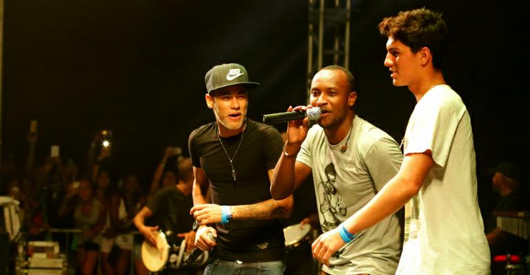 Neymar e Gabriel Medina dividem palco com Thiaguinho em show