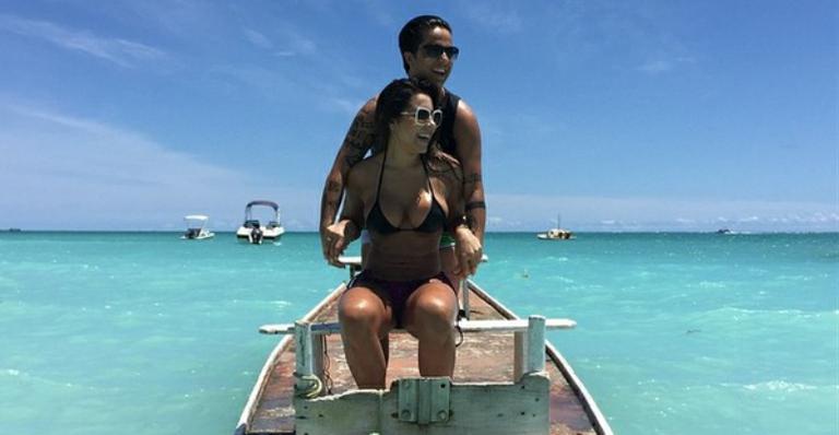Após cirurgia, Thammy Miranda curte praia com a namorada