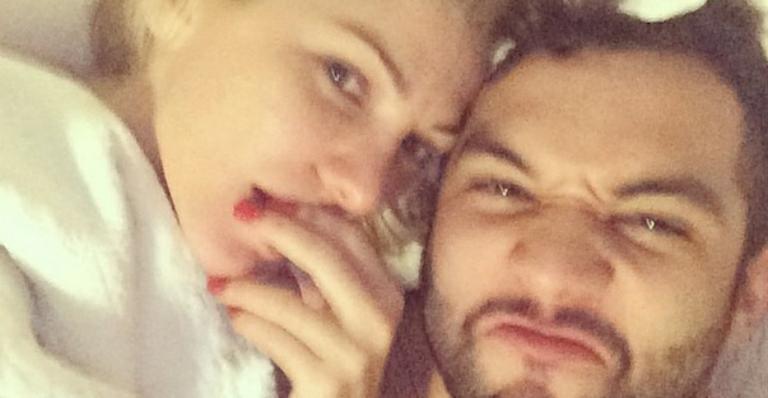 Antonia Fontenelle posa na cama com namorado e se declara