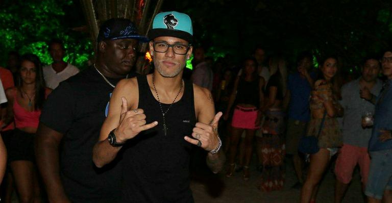 Ao lado da irmã e de famosos, Neymar curte festa em Trancoso