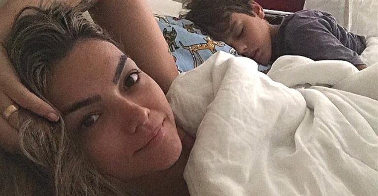Sem make, Kelly Key posta foto na cama: “Fofocando a vida das pessoas”