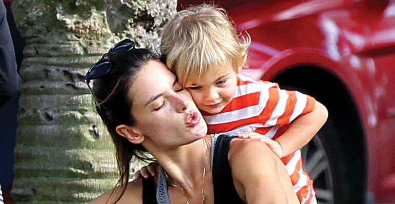 Mãe top: A dedicação de Alessandra Ambrosio