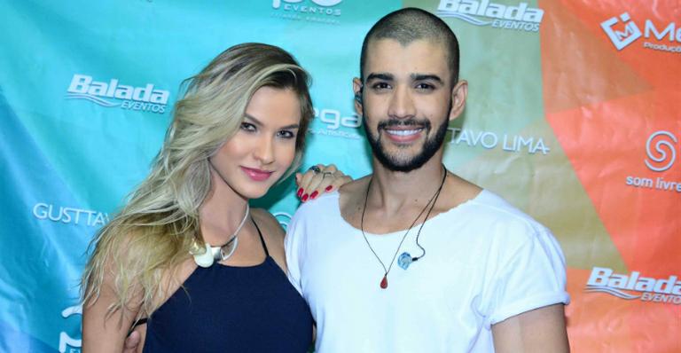 Gusttavo Lima posa agarradinho com Andressa Suita na cama