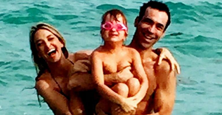 Ticiane Pinheiro celebra Ano Novo com César Tralli e Rafaella Justus no mar