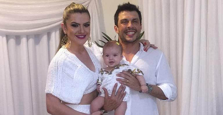 Wellington Muniz, o Ceará, canta para a filha, Valentina, e mostra vídeo