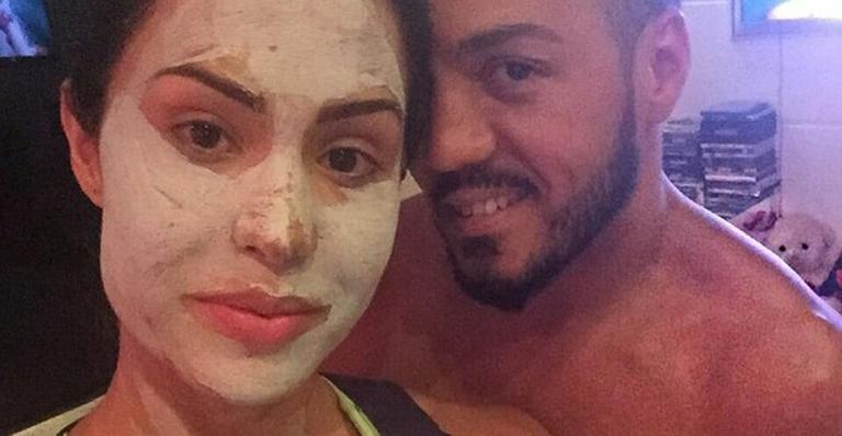Gracyanne Barbosa encara desafio no Instagram e aparece cheia de creme em foto