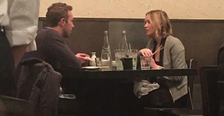 Reataram? Chris Martin e Jennifer Lawrence jantam juntos em Los Angeles