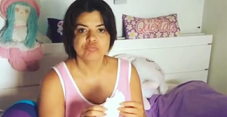 Sem maquiagem, Mara Maravilha canta “hit da tapioca” na cama