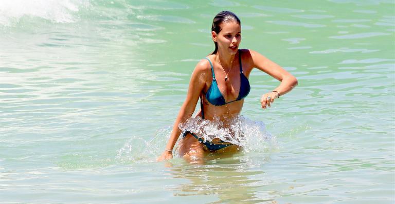 Yasmin Brunet exibe boa forma em praia do Rio de Janeiro