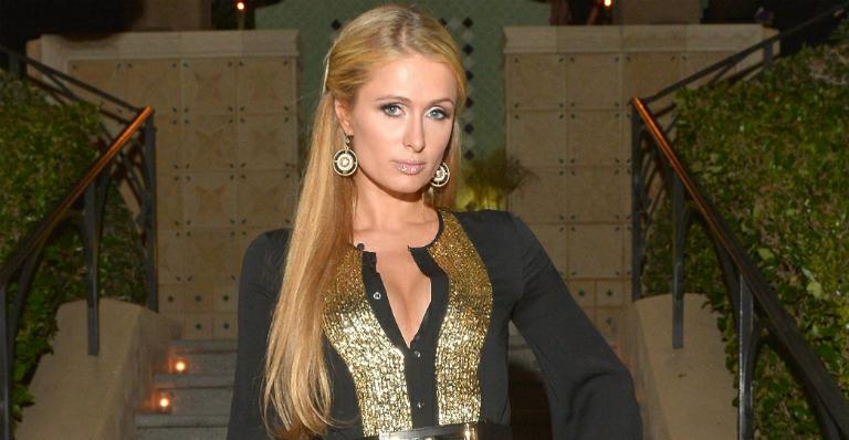 Paris Hilton mostra decote generoso em roupão