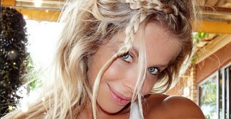 Karina Bacchi aparece sem maquiagem e recebe elogios